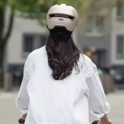 Casque Abus HUD-Y Ace Champagne Gold Avec Feu Pour Vélo En Ville 7 Casque Abus HUD-Y Ace Champagne Gold Avec Feu Pour Vélo En Ville – Image 5