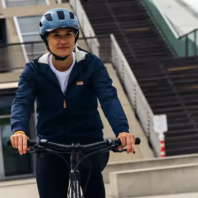 Casque Vélo De Ville Hyban 2.0 Noir Abus 7 Casque Vélo De Ville Hyban 2.0 Noir Abus – Image 5