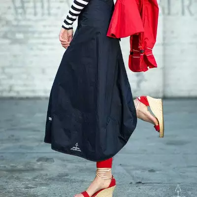 Georgia In Dublin Jupe Imperméable De Vélo Pour Cycliste Femme Rainwrap - Navy 4 Georgia In Dublin Jupe Imperméable De Vélo Pour Cycliste Femme Rainwrap - Navy – Image 2